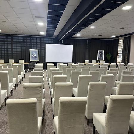 Garnet Hotel & Event Centar Ruma Dış mekan fotoğraf