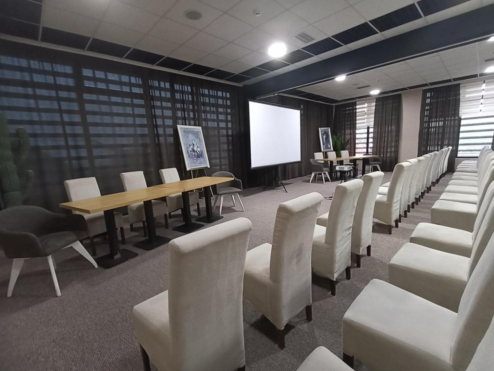 Garnet Hotel & Event Centar Ruma Dış mekan fotoğraf