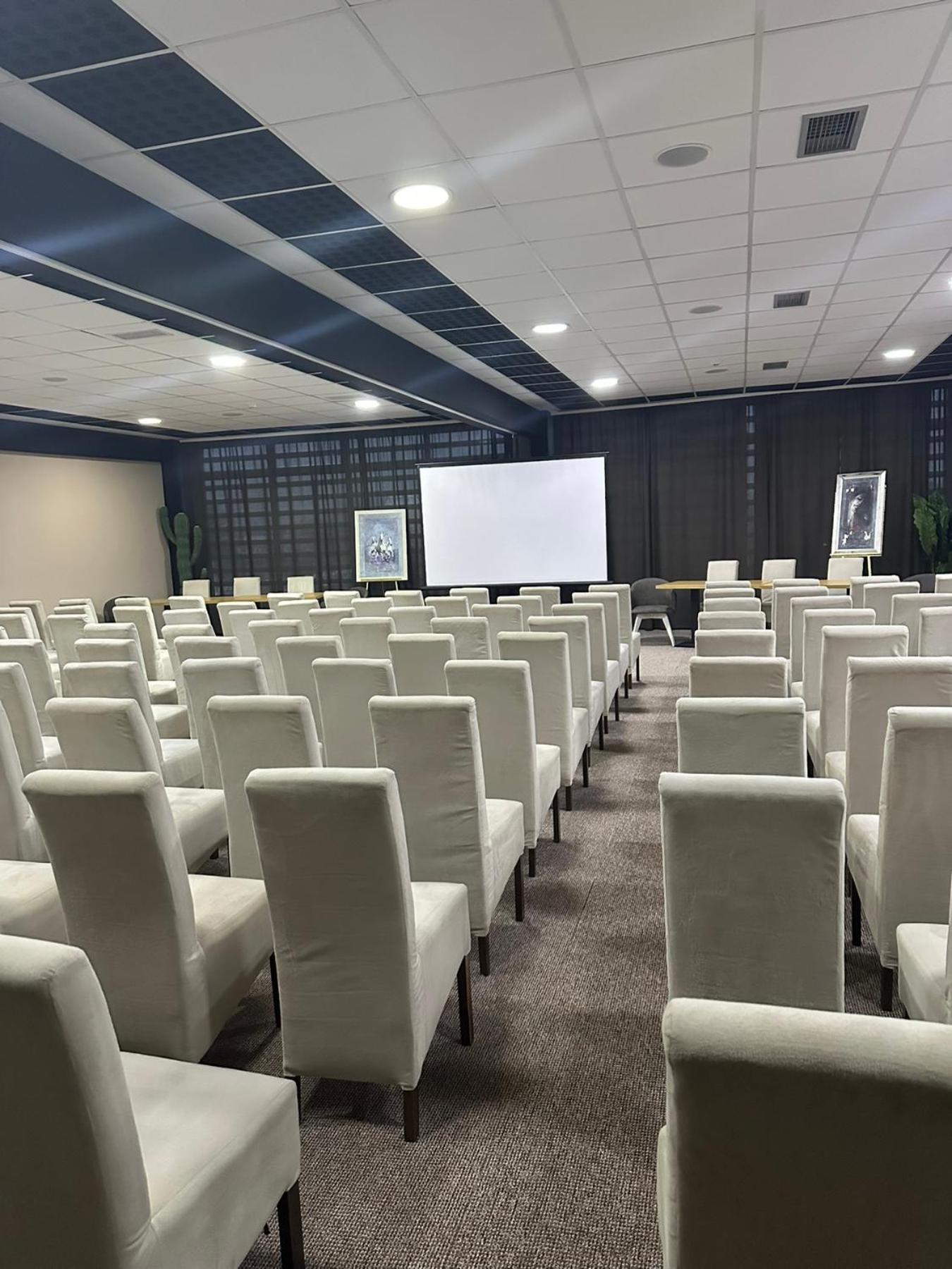 Garnet Hotel & Event Centar Ruma Dış mekan fotoğraf
