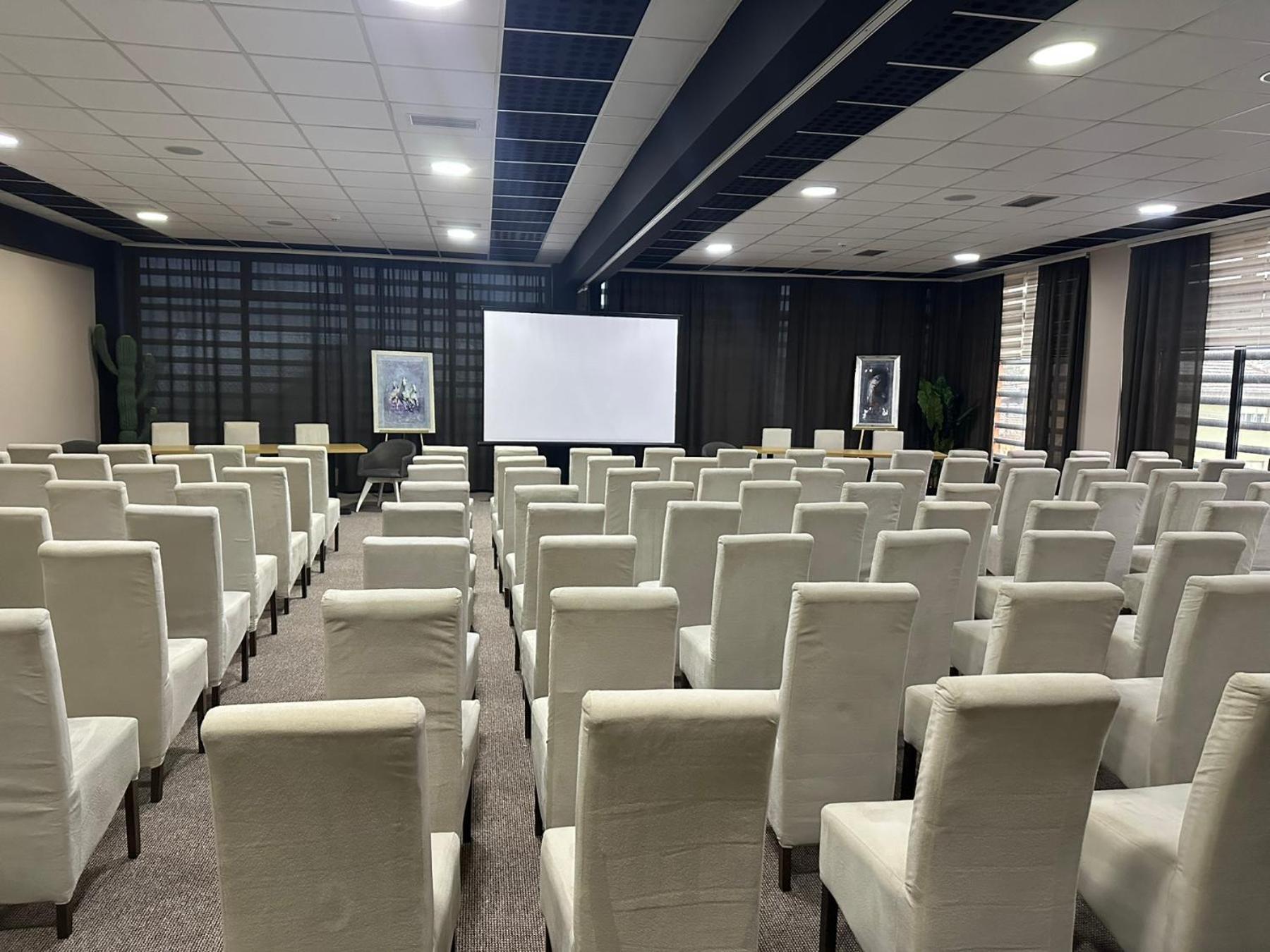 Garnet Hotel & Event Centar Ruma Dış mekan fotoğraf